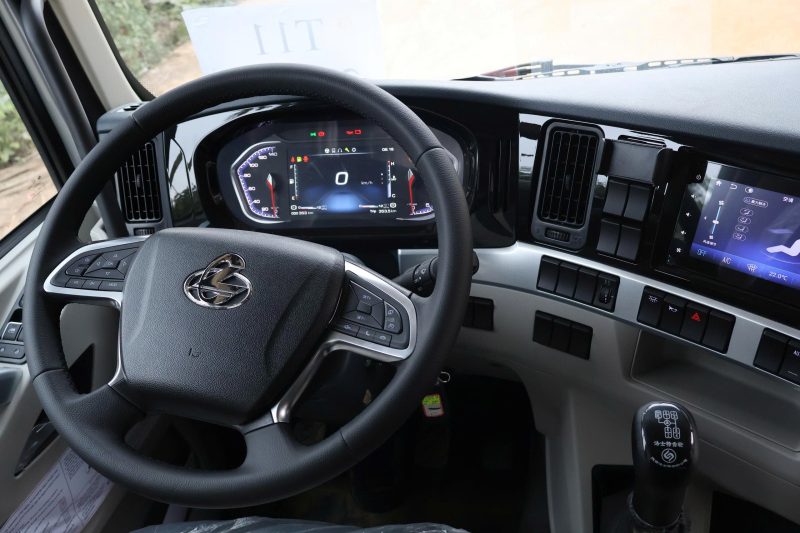 Alternative view of Chenglong H5 240 HP Thùng Kín